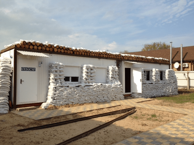 Ein Büro- und Wohn-Container der Special Monitoring Mission SMM der OSZE in Stanytsia Luhanska, finanziert von der Schweiz. Stanytsia Luhanska bei Lugansk war in den Jahren 2014 bis 2022 ein Hotspot, weil sich dort einer der wenigen Übergänge über die Frontlinie befand, über welchen täglich Hunderte Bewohner der Region vom Rebellen- ins Regierungsgebiet reisten und umgekehrt.