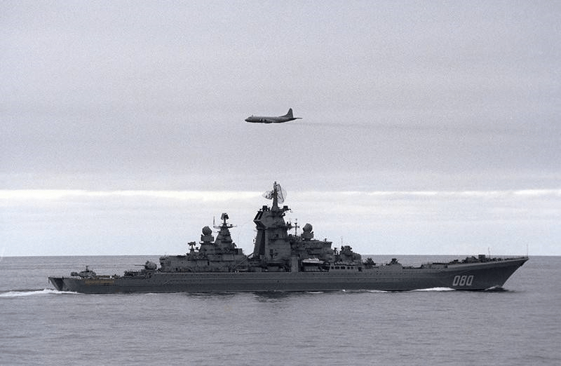 Das Bild zeigt den atomar angetriebenen Lenkwaffen-Kreizer "Admiral Nakhimov" der russischen Marine auf hoher See, zusammen mit einem Hubschrauber